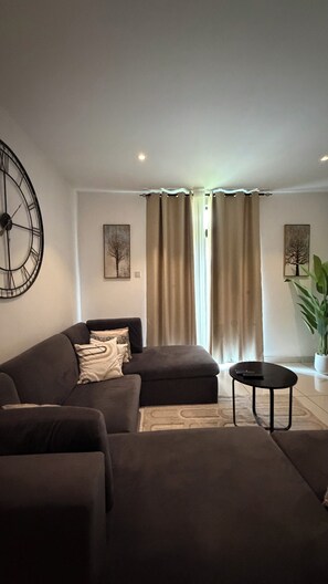 Chambre Double, balcon, vue piscine | Coin séjour