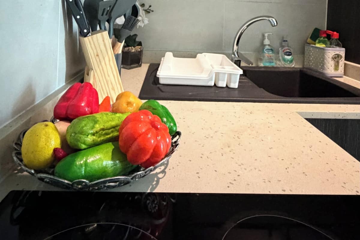 Chambre double, balcon, vue sur la piscine | Cuisine privée