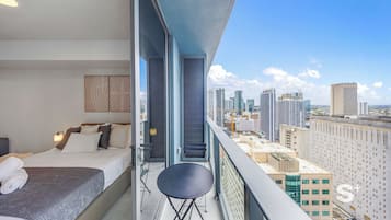 Estudio, balcón, vista a la ciudad