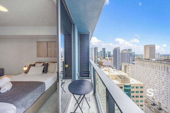 Monolocale, balcone, vista città