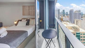 Estúdio, sacada, vista para a cidade | Roupas de cama premium, edredons de pluma, cortinas blackout