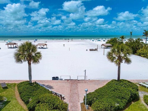 Steps to private Siesta Key Beach-Coastal Condo, 2 Pools- Sea La Vie at Casa Mar