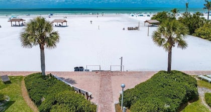 Steps to private Siesta Key Beach-Coastal Condo, 2 Pools- Sea La Vie at Casa Mar