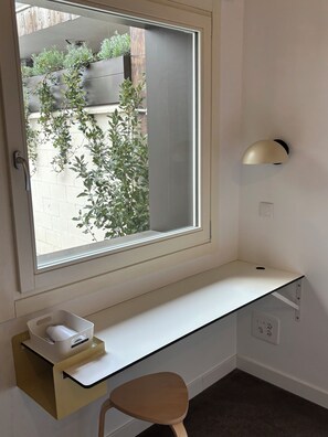 Tomannsrom – basic, terrasse, bakgårdsutsikt | Innvendig