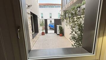 Basic Twin Room, Patio, Courtyard View