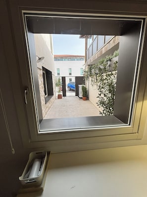 Basic Twin Room, Patio, Courtyard View - El Santo Hostel (Burgos)