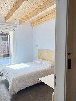 Desk, laptop workspace, blackout curtains, free WiFi - El Santo Hostel (Burgos)