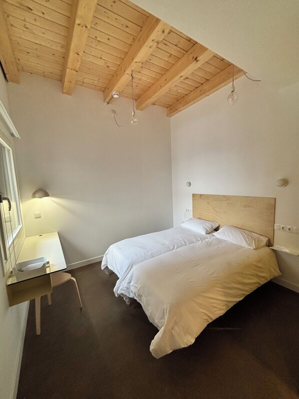 Basic Twin Room, Patio, Courtyard View - El Santo Hostel (Burgos)