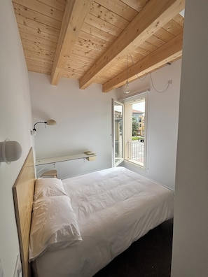 Basic Double Room, 1 Bedroom - El Santo Hostel (Burgos)