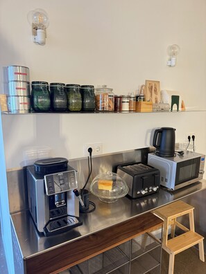 Full-size fridge, microwave, oven, stovetop - El Santo Hostel (Burgos)