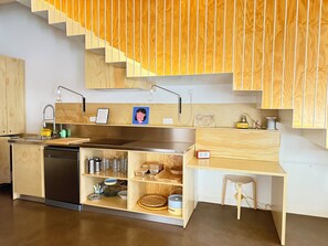 Economy Double Room | Shared kitchen | Full-size fridge, microwave, oven, stovetop - El Santo Hostel (Burgos)