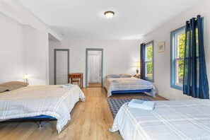 Iron/ironing board, travel cot, WiFi, bed sheets - Giant Chalet - 10 Ensuite Bedrooms - Up to 48 (Stanstead)