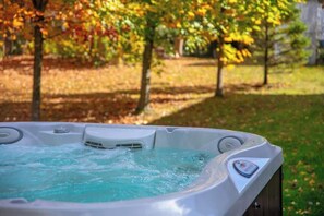 Outdoor spa tub - Giant Chalet - 10 Ensuite Bedrooms - Up to 48 (Stanstead)