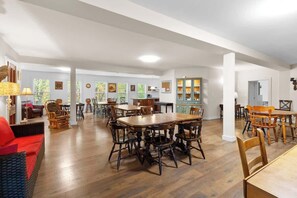 Dining - Giant Chalet - 10 Ensuite Bedrooms - Up to 48 (Stanstead)