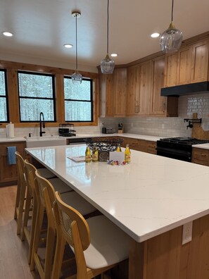 Private kitchen - Cozy modern 4-bedroom house with AC perfect for relaxing stays (cascade)