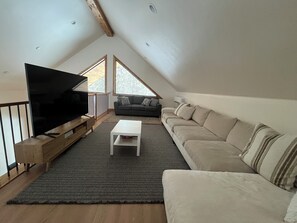 Living area - Cozy modern 4-bedroom house with AC perfect for relaxing stays (cascade)
