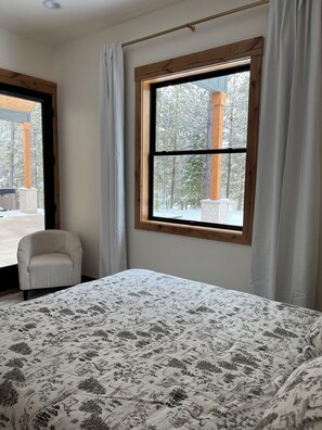 Room - Cozy modern 4-bedroom house with AC perfect for relaxing stays (cascade)