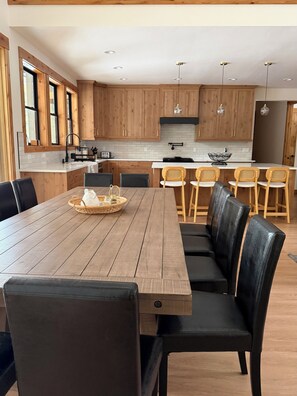 Dining - Cozy modern 4-bedroom house with AC perfect for relaxing stays (cascade)
