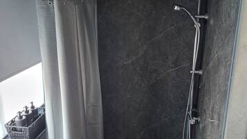 Ducha, secador de pelo, toallas, jabón