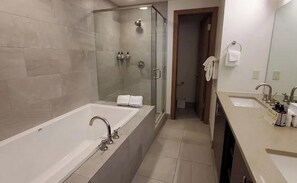 Haartrockner, Handtücher, Seife, Toilettenpapier