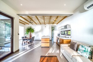 Interior - Stunning Oceanfront 2BR with Pool (Plantation)