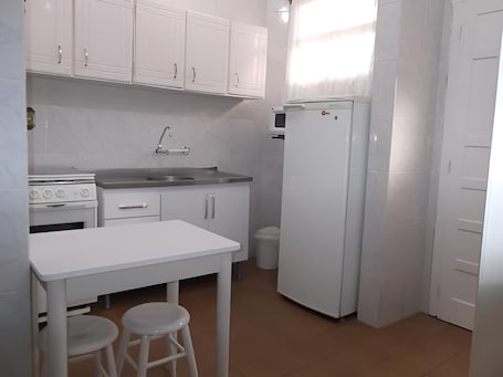 Fridge, microwave, oven, stovetop. Apartment in the city center with garage – near the beach/ground floor