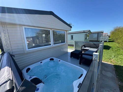 Fantasy Island Resort - The Season (Private Hot Tub)