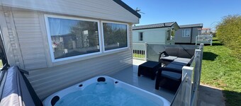 Fantasy Island Resort - The Season (Private Hot Tub)