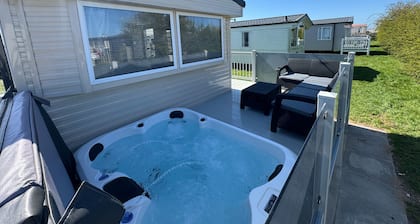 Fantasy Island Resort - The Season (Private Hot Tub)