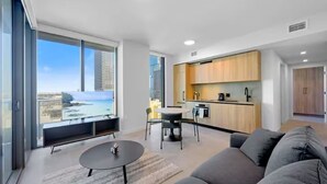 Un apartamento moderno con balcón, comedor, cocina y sala de estar.