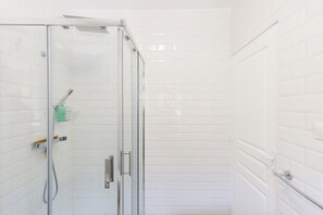 Hair dryer, towels, soap, toilet paper - Steps to the best beach (Antibes)