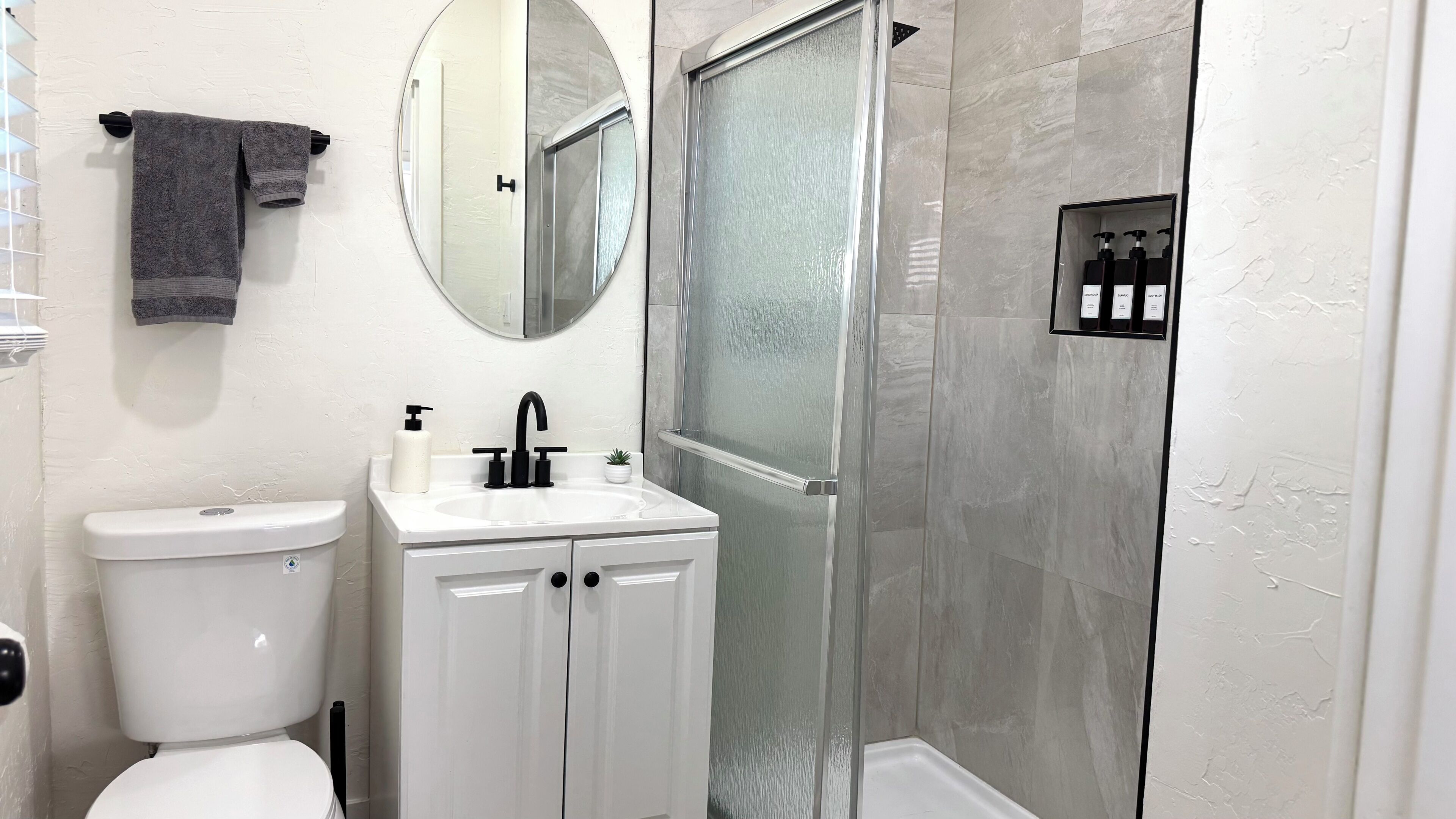 Douche, séchoir à cheveux, serviettes fournies, savon
