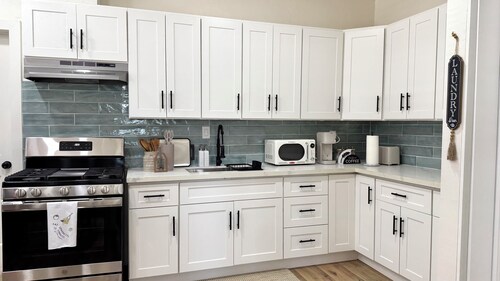 Cozy Historic Hanford Hideaway • 1BR/1BA w/ Laundry