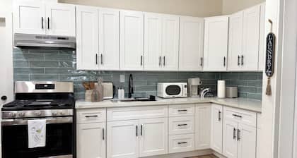 Cozy Historic Hanford Hideaway • 1BR/1BA w/ Laundry