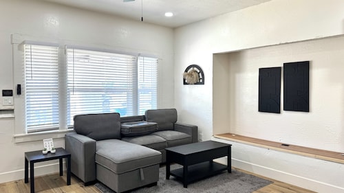 Cozy Historic Hanford Hideaway • 1BR/1BA w/ Laundry