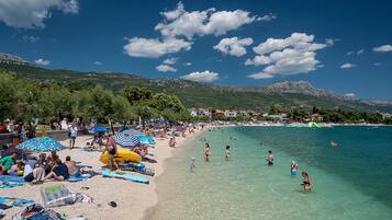 Beach nearby, white sand, beach towels
