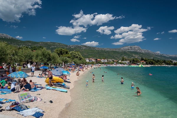 Beach nearby, white sand, beach towels