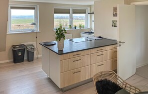 Fridge, microwave, stovetop, coffee/tea maker - Cozy home in Lemvig with WiFi (Lemvig)