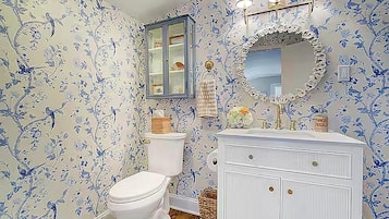 SĂšche-cheveux, serviettes fournies, savon, papier toilette