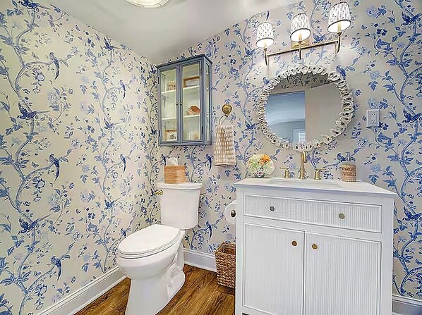 Secadora de cabello, toallas, jabón, papel de baño