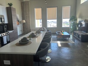 Private kitchen - 2 bed loft retreat w/ pool, game room & valet - Downtown Dallas (Dallas)