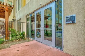 Exterior detail - 2 bed loft retreat w/ pool, game room & valet - Downtown Dallas (Dallas)