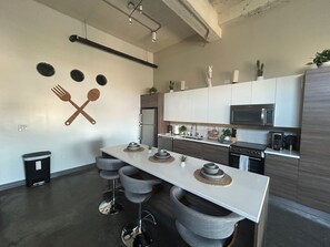 Private kitchen - 2 bed loft retreat w/ pool, game room & valet - Downtown Dallas (Dallas)