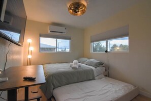 2 bedrooms, WiFi - 2Bedroom smart Home with HotTub+ (Westminster)