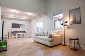 Living area - luxury Home In Great Location (Denver)