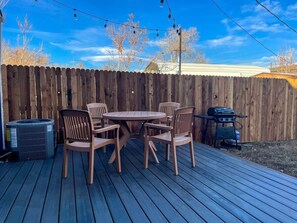 Outdoor dining - Cozy home minutes from Downtown and Sloans Lake (Lakewood)