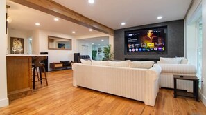 Living area - Lakewood smart home -Hot Tub & more (Lakewood)