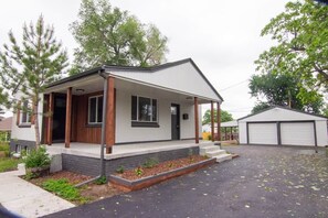 Exterior - Charming 4 bed 3 bath home with large yard + more! (Denver)