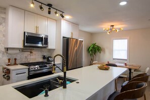 Refrigerador, microondas, horno y parrilla de estufa 