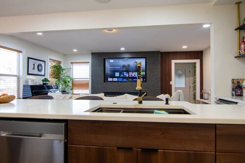 Stylish 2bdr Englewood retreat with Private Yard